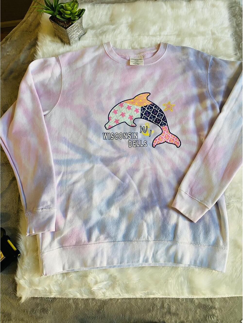 Tie-Dye Wisconsin Dells Dolphin Sweatshirt Small